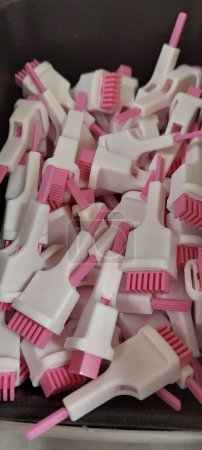 Téléchargez les photos : Récipient de lancettes de sécurité roses et blanches - en image libre de droit
