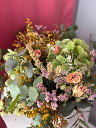 Téléchargez les photos : Flores, ramo, pétales regalaires hiera, hojas rosas colorines mimoza - en image libre de droit
