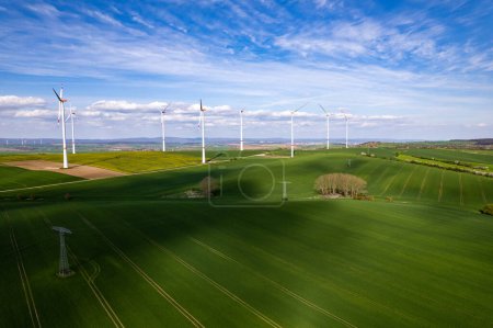 Foto de Turbinas eólicas Molino eólico Energía vista desde el avión no tripulado. Alemania. - Imagen libre de derechos