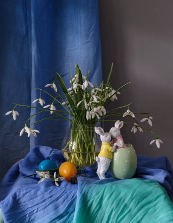 Un arreglo de naturaleza muerta de huevos de Pascua, flores de primavera. Bodegón con gotas de nieve y eags éster.
