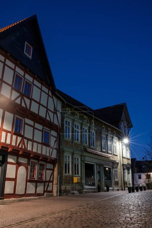 Foto de Callejón de la calle en el pequeño pueblo de Schwabisch Hall, con casas y edificios con arquitectura típica alemana y faroles de la calle, por la noche
. - Imagen libre de derechos