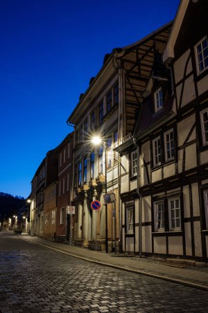 Foto de Callejón de la calle en el pequeño pueblo de Schwabisch Hall, con casas y edificios con arquitectura típica alemana y faroles de la calle, por la noche
. - Imagen libre de derechos