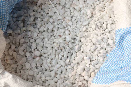 La piedra caliza es una roca sedimentaria hecha de carbonato de calcio en la tienda para la venta. por lo general en forma de calcita o aragonita. Puede contener cantidades considerables de carbonato de magnesio