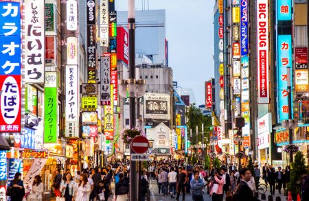 Téléchargez les photos : Rue animée du soir dans le quartier de Shinjuku, Tokyo, Japon 2022. - en image libre de droit