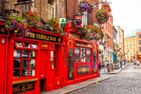 Foto de Famous Irish Temple Bar in Dublin, Ireland 2022 - Imagen libre de derechos