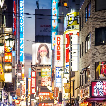 Foto de Carteles publicitarios de neón y calles cercanas en el distrito de Shinjuku, Tokio, Japón - Imagen libre de derechos
