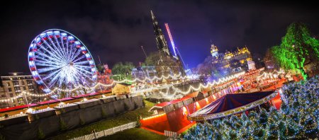 Téléchargez les photos : Grande vue panoramique sur le marché de Noël d'Édimbourg, photo tournante pour un effet plus dynamique - en image libre de droit