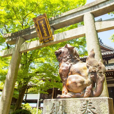 Téléchargez les photos : Entrée du temple du sanctuaire Kumano à Kyoto, Japon - en image libre de droit