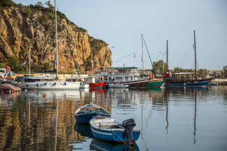 Pequeños barcos y yates atracados en el parque del puerto deportivo con vista al mar en Grecia.