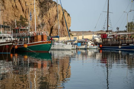 Kleine Boote und Yachten im Yachthafenpark mit Meerblick in Griechenland.
