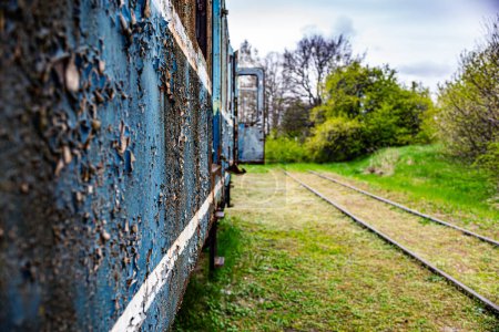 Téléchargez les photos : Vue en perspective d'un vieux wagon électrique à plusieurs trains de voyageurs, profondeur de champ très faible - en image libre de droit