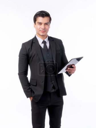Téléchargez les photos : Homme d'affaires asiatique utilisant un ordinateur tablette téléphone intelligent isolé sur fond blanc avec espace de copie - concept de gens d'affaires style de vie - en image libre de droit