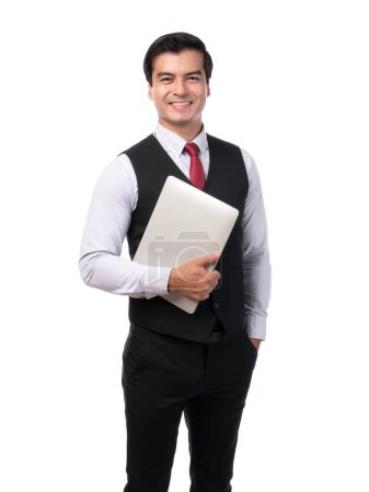 Téléchargez les photos : Portrait de travail asiatique beau costume homme ware tenant ordinateur portable sur fond blanc avec espace de copie - concept d'entreprise - en image libre de droit