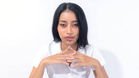 Téléchargez les photos : Portrait de belle femme brune asiatique mignonne fille en chemise blanche posant et regardant appareil photo isolé sur fond blanc - en image libre de droit