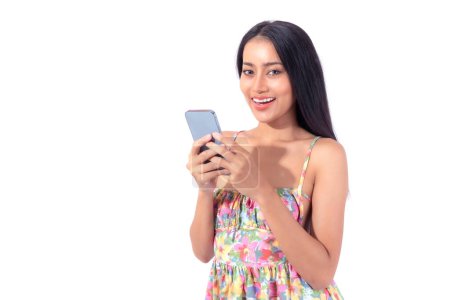 Téléchargez les photos : Belle femme asiatique mignonne fille en utilisant un téléphone intelligent pour faire des achats en ligne isolé sur fond blanc téléphone mobile utilise une banque en ligne pour payer des achats en ligne - en image libre de droit