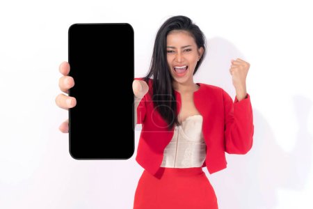 Téléchargez les photos : Belle femme brune asiatique mignonne fille en robe rouge, excitée fille surprise montrant grand téléphone intelligent avec écran blanc, écran noir isolé sur fond blanc, affichage image maquillée - en image libre de droit
