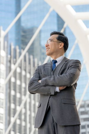 Foto de Retrato asiático hombre de negocios distrito de negocios, altos ejecutivos visionarios líder con visión de negocio - estilo de vida concepto de gente de negocios - Imagen libre de derechos