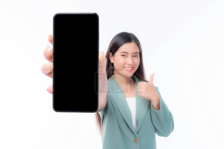 Téléchargez les photos : Beautiful Asian young woman ,Excited surprised girl showing smart phone with blank screen , black screen for Mobile App Advertising isolated on white background , smart phone display Mock Up Image - en image libre de droit