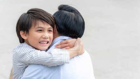 Foto de El hijo abrazó a su padre llenar feliz, padre soltero e hijo felicidad concepto de familia asiática - Imagen libre de derechos