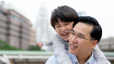 Téléchargez les photos : Le fils étreint son père remplir heureux, père célibataire et fils bonheur concept de famille asiatique - en image libre de droit