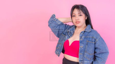 Foto de Retrato hermosa mujer joven regordeta sonriendo sobre fondo rosa, además de tamaño moda modelo cuerpo concepto positivo - Imagen libre de derechos