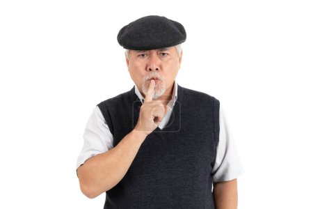 Téléchargez les photos : Asiatique homme âgé, vieil homme se sentent sérieux Mauvaise humeur en colère garde son doigt dans sa bouche, faire un geste de silence isolé sur fond blanc - style de vie senior concept masculin - en image libre de droit