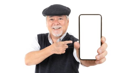 Téléchargez les photos : Homme d'affaires asiatique senior, vieil homme avec costume se sentent heureux de montrer grand téléphone intelligent avec écran blanc, écran blanc isolé sur fond blanc - écran vide téléphone intelligent Mock Up Image - en image libre de droit