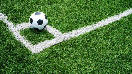 fútbol Fútbol en la línea de patada de esquina de la pelota y un campo de fútbol, campo de fútbol, textura de fondo