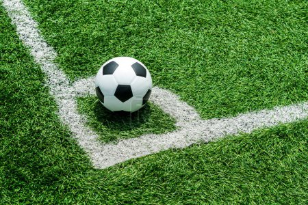 Foto de Fútbol Fútbol en la línea de patada de esquina de la pelota y un campo de fútbol, campo de fútbol, textura de fondo - Imagen libre de derechos