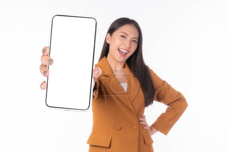 Téléchargez les photos : Beautiful Asian young woman ,Excited surprised girl showing smart phone with blank screen , white screen for Mobile App Advertising isolated on white background , smart phone display Mock Up Image - en image libre de droit