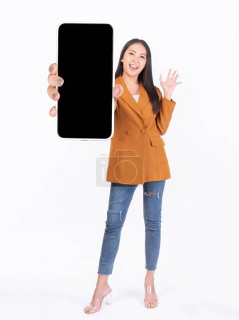 Foto de Retrato de foto de cuerpo completo de una hermosa mujer joven asiática, Muchacha sorprendida emocionada mostrando un gran teléfono inteligente con pantalla en blanco, pantalla blanca aislada sobre fondo blanco, Imagen falsa - Imagen libre de derechos