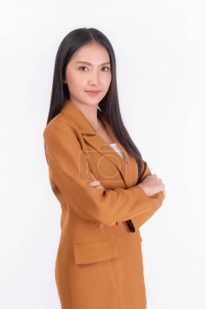Téléchargez les photos : Portrait belle femme asiatique de travail, business girl bras croisés avec bonheur isolé sur fond blanc, espace de copie - en image libre de droit