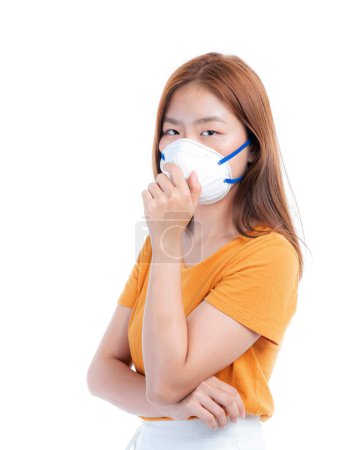 Téléchargez les photos : Asiatique fille portant un masque protecteur pour la protection pendant la quarantaine Coronavirus covid19 épidémie sur fond blanc, protéger la propagation Covid-19 - en image libre de droit