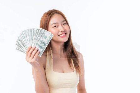 Foto de Exitosa hermosa mujer joven asiática de negocios con billetes de dólar en la mano sobre fondo blanco, concepto de negocio - Imagen libre de derechos