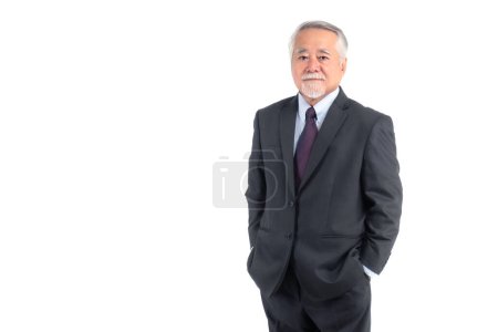 Téléchargez les photos : Portrait complet d'un homme d'affaires cadre supérieur, asiatique senior homme, vieil homme avec costume isolé sur fond blanc avec espace de copie - style de vie senior concept masculin - en image libre de droit