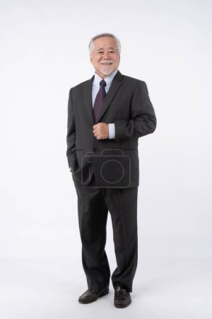 Téléchargez les photos : Portrait complet d'un homme d'affaires cadre supérieur, asiatique senior homme, vieil homme avec costume isolé sur fond blanc avec espace de copie - style de vie senior concept masculin - en image libre de droit