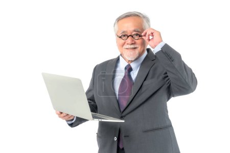 Téléchargez les photos : Asiatique homme d'affaires sénior, homme âgé, vieil homme porter des lunettes à l'aide d'un ordinateur portable, sourire se sentent heureux isolé sur fond blanc, concept pour le succès des entreprises seniors - en image libre de droit