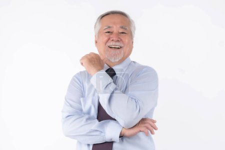Foto de Retrato Hombre mayor asiático, anciano, sonrisa y sentirse feliz buena salud aislado sobre fondo blanco - estilo de vida concepto masculino senior - Imagen libre de derechos