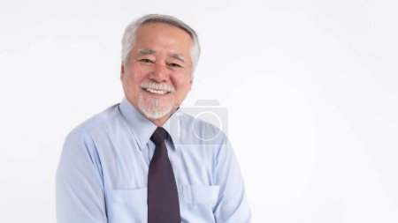 Téléchargez les photos : Portrait Asiatique homme âgé, vieil homme, se sentent heureux bonne santé isolé sur fond blanc - style de vie senior concept masculin - en image libre de droit