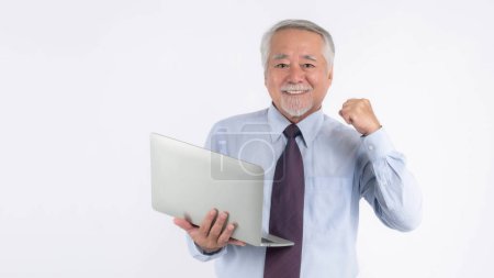 Téléchargez les photos : Asiatique homme d'affaires senior, homme d'affaires senior, vieil homme utilisant un ordinateur portable, souriant se sentent heureux isolé sur fond blanc avec espace de copie, concept de réussite d'entreprise senior - en image libre de droit