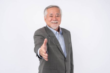 Foto de Asiático hombre de negocios senior, hombre mayor, anciano que ofrece apretón de manos familiarizarse o saludo en la reunión aislado en fondo blanco, concepto de negocio - Imagen libre de derechos