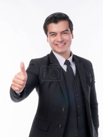 Foto de Retrato de trabajo asiático negocio guapo traje de hombre de la vajilla dando un pulgar hacia arriba la mano sobre fondo blanco con espacio de copia - concepto de negocio - Imagen libre de derechos