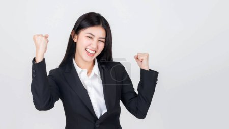 Téléchargez les photos : Portrait belle femme asiatique de travail avec bonheur lever les deux bras célébrant le succès isolé sur fond blanc - concept d'entreprise - en image libre de droit