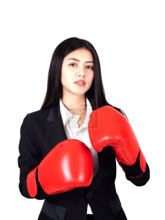 Téléchargez les photos : Belle entreprise asiatique jeune femme Portant un gant de boxe en main et costume d'affaires, Gagner le succès concept de femme d'affaires - en image libre de droit