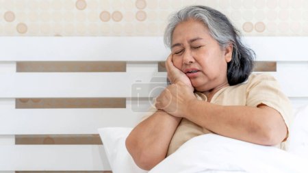 Foto de Pacientes asiáticos de edad avanzada Dolor de muelas - Pacientes de edad avanzada concepto médico y sanitario - Imagen libre de derechos