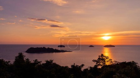 Téléchargez les photos : Magnifique coucher de soleil vue sur la mer île paysage marin à Trad province Est de la Thaïlande, Mer de Thaïlande paysage - en image libre de droit