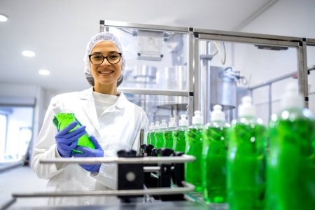 Téléchargez les photos : Portrait of female technologist inside cleaning chemicals factory holding detergent or sanitation supplies. - en image libre de droit