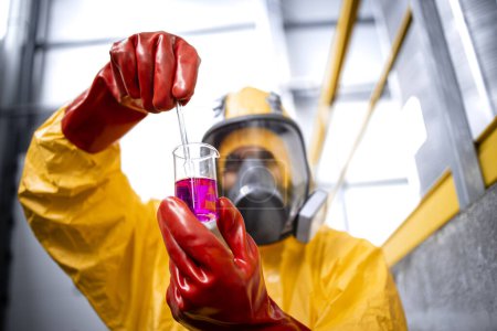 Téléchargez les photos : Expert en chimie industrielle effectuant le contrôle de la qualité des produits chimiques en laboratoire d'usine. - en image libre de droit