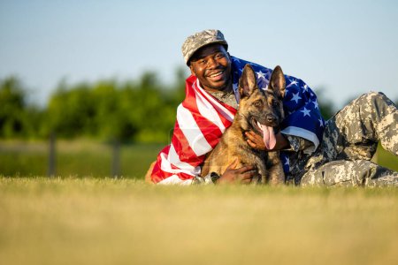 Soldat und Militärhund mit US-Flagge bedeckt feiern amerikanischen Patriotismus.