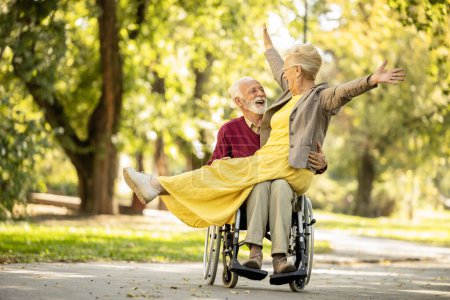 Senioren fühlen sich im Ruhestand wohl. Ältere Frau und älterer Mann haben glückliche Momente zusammen.